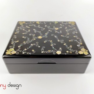 Black  lacquer box attached with pearl string flowers 22x27xH9 cm